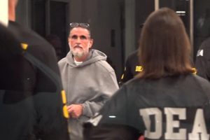 La jueza federal Lauren F. Louis aclaró en su orden que si el juicio con jurado, de dos semanas de duración, no puede celebrarse en ese período, será reprogramado.