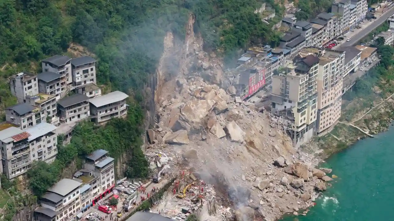 Suben a 41 los muertos por el deslizamiento de tierra que afectó el centro de China