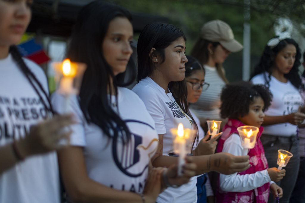 Familiares piden incluir libertad de presos políticos en diálogo