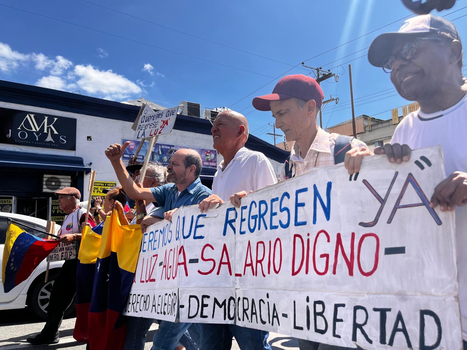 Gremios y sindicatos marcharon hasta Corpoelec para exigir información sobre situación eléctrica en Carabobo