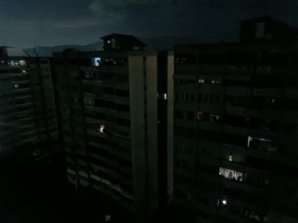 Vecinos de Naguanagua protestan con cacerolazo tras dos prolongados cortes eléctricos este miércoles