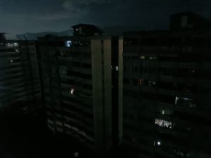 Vecinos de Naguanagua protestan con cacerolazo tras dos prolongados cortes eléctricos este miércoles