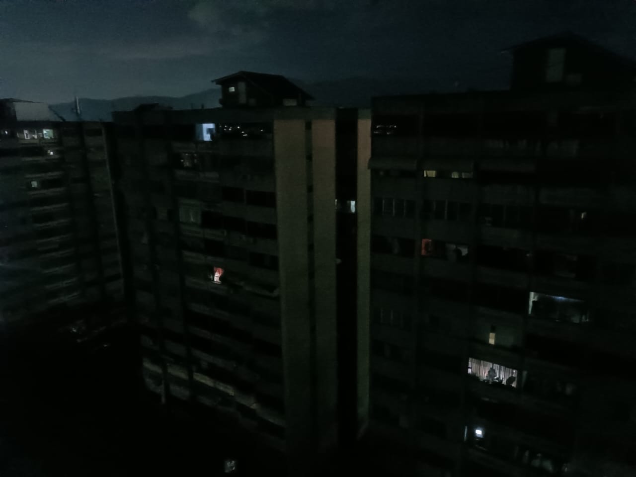 Vecinos de Naguanagua protestan con cacerolazo tras dos prolongados cortes eléctricos este miércoles