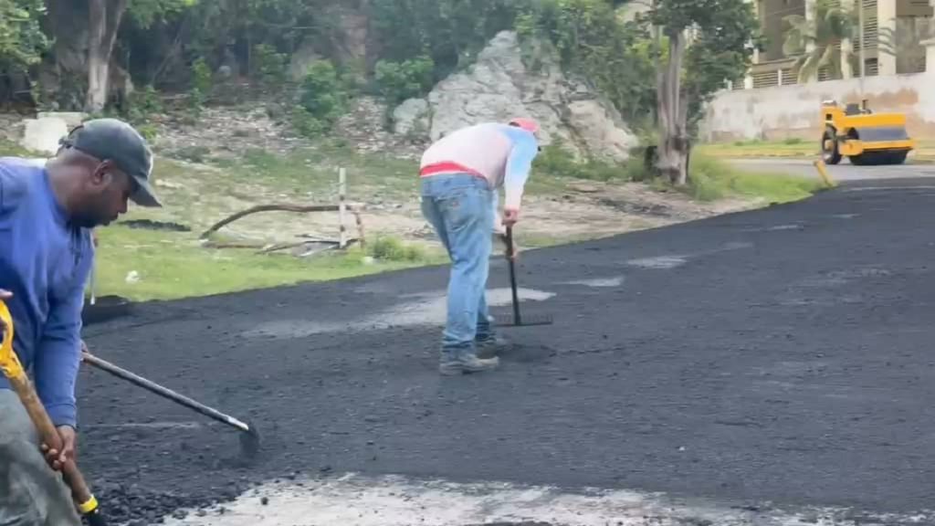 Colocan 1.210 toneladas de asfalto en vialidad de Bahía de Cata