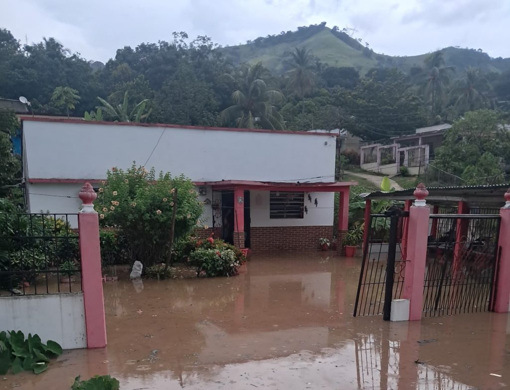 Crecida del río Urama inunda sectores de Morón tras fuertes lluvias