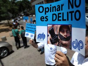 La libertad de prensa en Venezuela se mantiene bajo restricciones estructurales tras la captura de Nicolás Maduro. Gremios periodísticos denunciaron que la censura, los bloqueos digitales y la criminalización impiden el ejercicio informativo pleno.