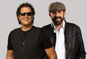 El cantante colombiano Carlos Vives presentó este martes el videoclip oficial de 'Buscando el mar', el tema que grabó junto al dominicano Juan Luis Guerra y que forma parte de su más reciente álbum 'El Último Disco, Vol. 1', una obra que rinde homenaje a la literatura de Gabriel García Márquez y a las raíces musicales del Caribe.