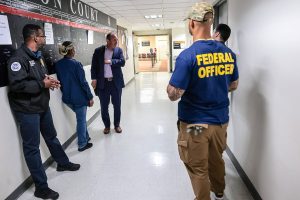 Juez fija para la próxima semana audiencia sobre liberación de migrante venezolano herido por ICE
