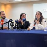 Desde Valencia, Festival Bashan promete impulsar el cine venezolano En Valencia dará a luz el Festival Bashan, una iniciativa de jóvenes carabobeños que buscan servir de trampolín para impulsar las producciones cinematográficas regionales y nacionales en espacios internacionales. Mariana Hasan, directora del festival, explicó que el proyecto surgió tras identificar los principales retos de la industria local. “Pese a las adversidades económicas y sociales que hay en el país, vemos que hay muchas personas que siguen creando y creemos que todo ese esfuerzo merece ser visible en la pantalla grande”. Comentó que por lo general, los realizadores invierten gran parte de su presupuesto en la producción y postproducción, pero se quedan sin recursos para darle visibilidad. “Queremos ser la plataforma ideal para que puedan llegar a festivales de gran escala”. Ricardo Vilariño, productor ejecutivo de Bashan, anunció que el sábado 10 de octubre tendrán una antesala a la primera edición del festival en Cines Unidos, donde proyectarán tres largometrajes: Enlaces, de Alejandro Morillo; Delira, de Karlo Sagas; y A dónde vamos cuando nos despedimos, de Karla Lira. Los asistentes también podrán ver el trailer de la película de Sara Orozco, El quinto hombre, y el teaser de la animación The sushi island. “Tendremos una gala al estilo de los Oscar, . Las entradas están disponibles en el link en nuestra biografía de Instagram”. Festival Bashan 2027 La subdirectora del evento, Mayerling Porra, detalló que la primera edición oficial del encuentro cinematográfico se tiene prevista para mediados del 2027. La recepción de las producciones se abrirá con tres meses de anticipación. Aclaró que no habrá costo de participación, pero sí un registro a través de un formulario de Google Forms que habilitarán entonces en @festivalbashan. “Tendremos especialistas preparados para evaluar guiones, preproducción, producción, sonido y composición”.