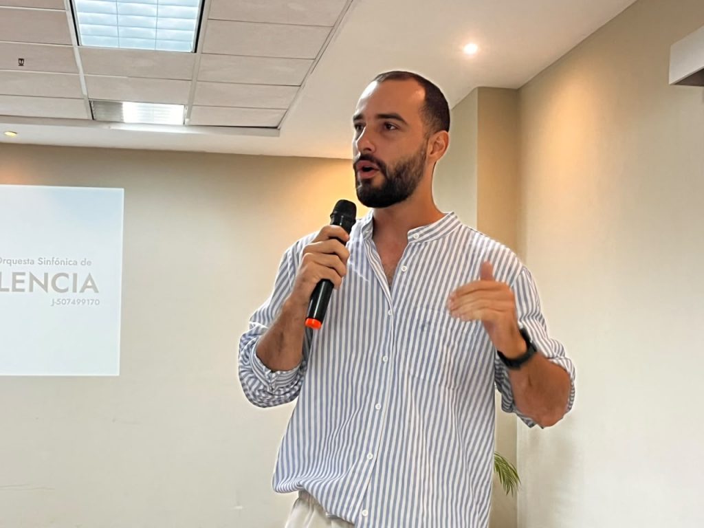 Desde Valencia, Festival Bashan promete impulsar el cine venezolano
En Valencia dará a luz el Festival Bashan, una iniciativa de jóvenes carabobeños que buscan servir de trampolín para impulsar las producciones cinematográficas regionales y nacionales en espacios internacionales.Mariana Hasan, directora del festival, explicó que el proyecto surgió tras identificar los principales retos de la industria local. “Pese a las adversidades económicas y sociales que hay en el país, vemos que hay muchas personas que siguen creando y creemos que todo ese esfuerzo merece ser visible en la pantalla grande”.Comentó que por lo general, los realizadores invierten gran parte de su presupuesto en la producción y postproducción, pero se quedan sin recursos para darle visibilidad. “Queremos ser la plataforma ideal para que puedan llegar a festivales de gran escala”.Ricardo Vilariño, productor ejecutivo de Bashan, anunció que el sábado 10 de octubre tendrán una antesala a la primera edición del festival en Cines Unidos, donde proyectarán tres largometrajes: Enlaces, de Alejandro Morillo; Delira, de Karlo Sagas; y A dónde vamos cuando nos despedimos, de Karla Lira.Los asistentes también podrán ver el trailer de la película de Sara Orozco, El quinto hombre, y el teaser de la animación The sushi island. “Tendremos una gala al estilo de los Oscar, . Las entradas están disponibles en el link en nuestra biografía de Instagram”.Festival Bashan 2027La subdirectora del evento, Mayerling Porra, detalló que la primera edición oficial del encuentro cinematográfico se tiene prevista para mediados del 2027. La recepción de las producciones se abrirá con tres meses de anticipación.Aclaró que no habrá costo de participación, pero sí un registro a través de un formulario de Google Forms que habilitarán entonces en @festivalbashan. “Tendremos especialistas preparados para evaluar guiones, preproducción, producción, sonido y composición”.
