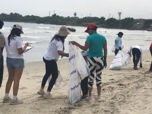Desechos plásticos protagonizaron jornada de limpieza en playa El Palito