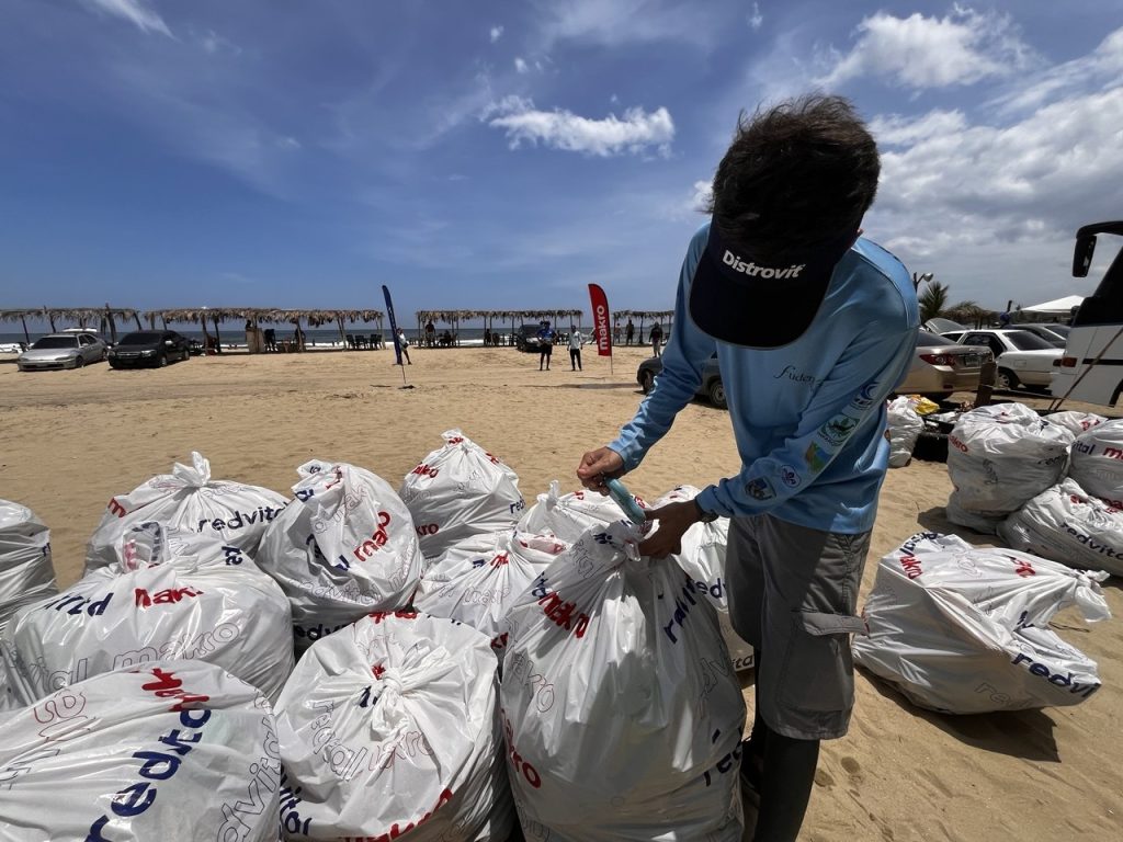 Desechos plásticos protagonizaron jornada de limpieza en playa El Palito