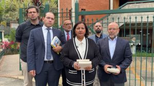 Dinorah Figuera aboga por un diálogo "a la altura de demandas" de los venezolanos