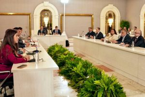 Chavismo y oposición extienden diálogo hasta el miércoles y revisan libertad de expresión