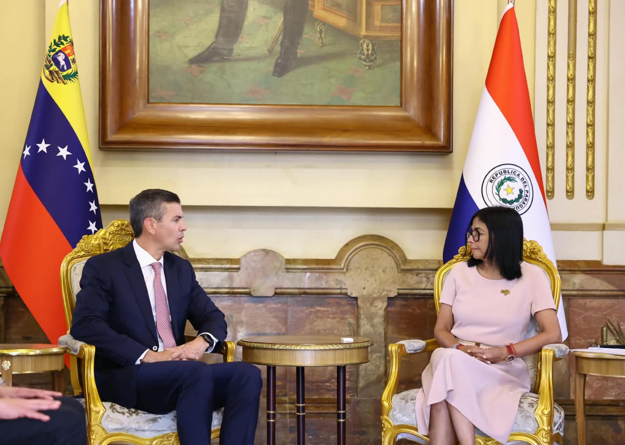 Delcy Rodríguez recibe en Caracas a Santiago Peña para reunión Venezuela-Paraguay