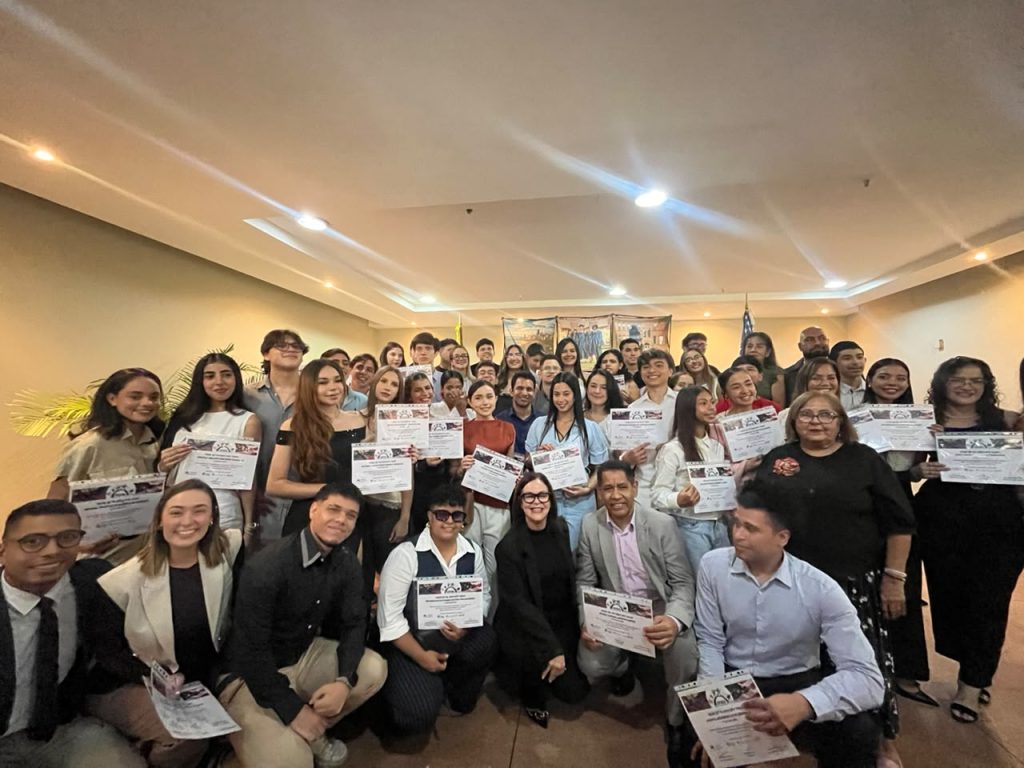 Cevac entregó certificaciones en inglés y producción de audio a 74 egresados